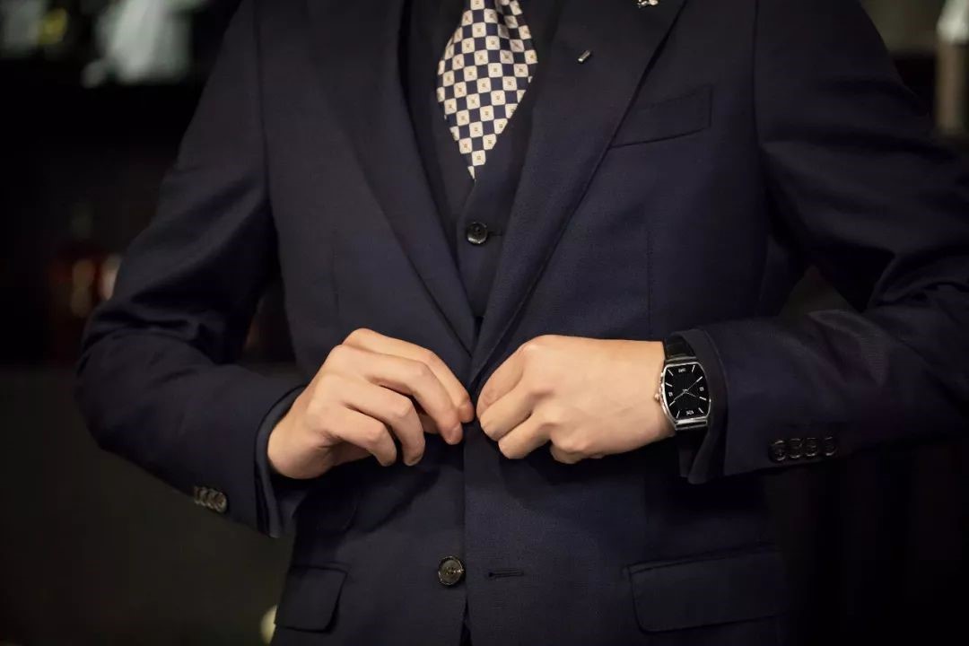 長(zhǎng)沙炭河服飾有限公司,長(zhǎng)沙西服定制公司,工作服定制,沖鋒衣定制,T恤定制